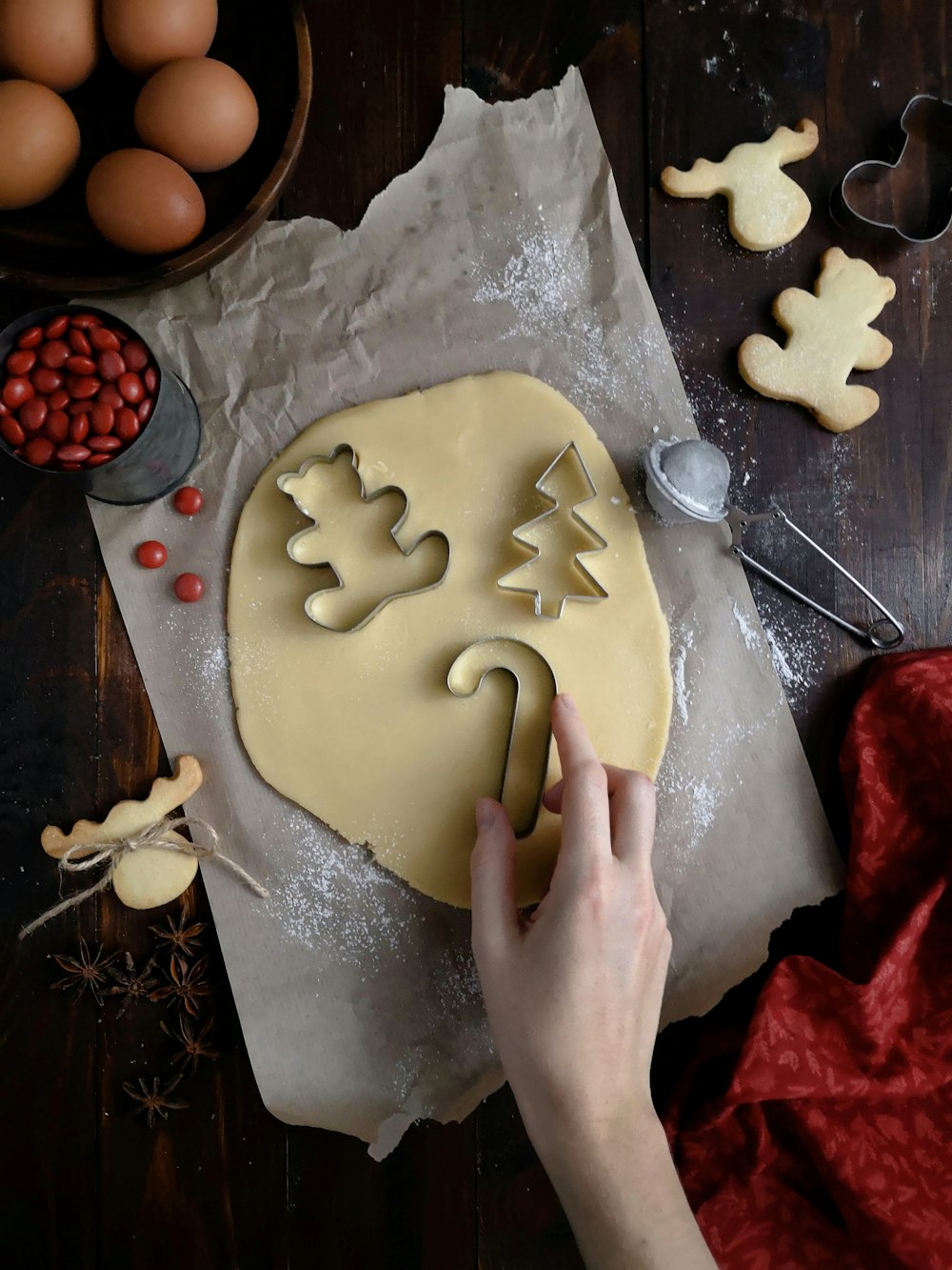 Person, die weiße und braune herzförmige Kekse hält