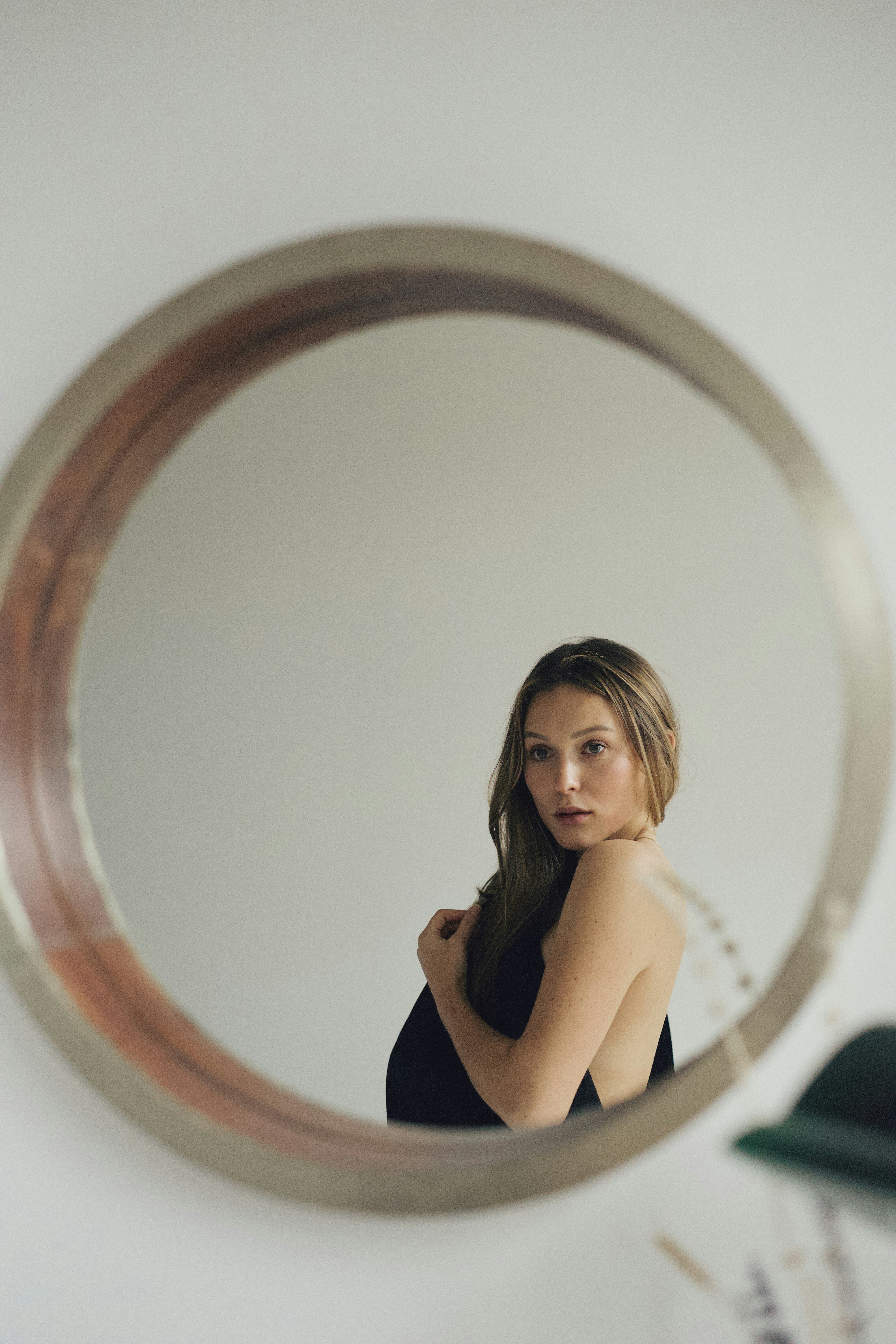 great photo recipe,how to photograph woman in black sleeveless dress sitting on round mirror
