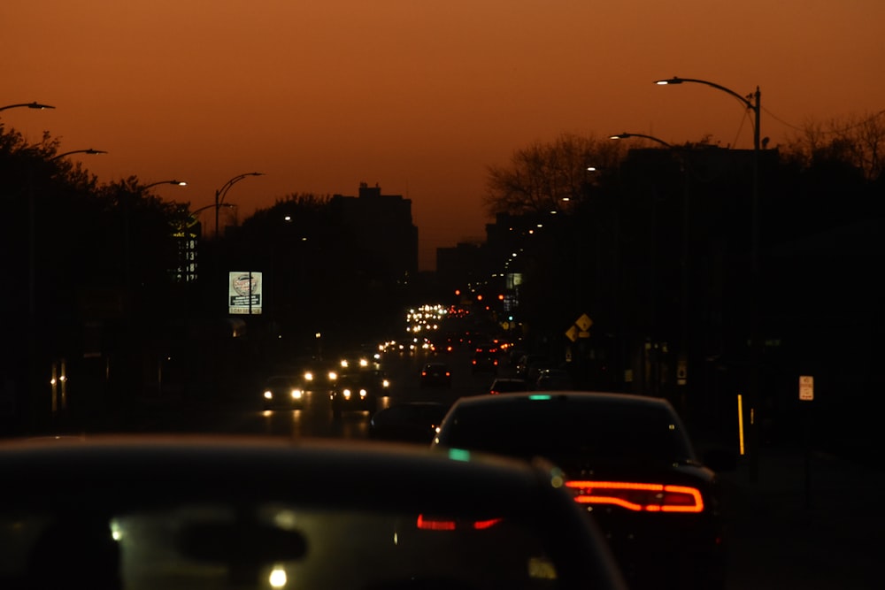 auto su strada durante le ore notturne