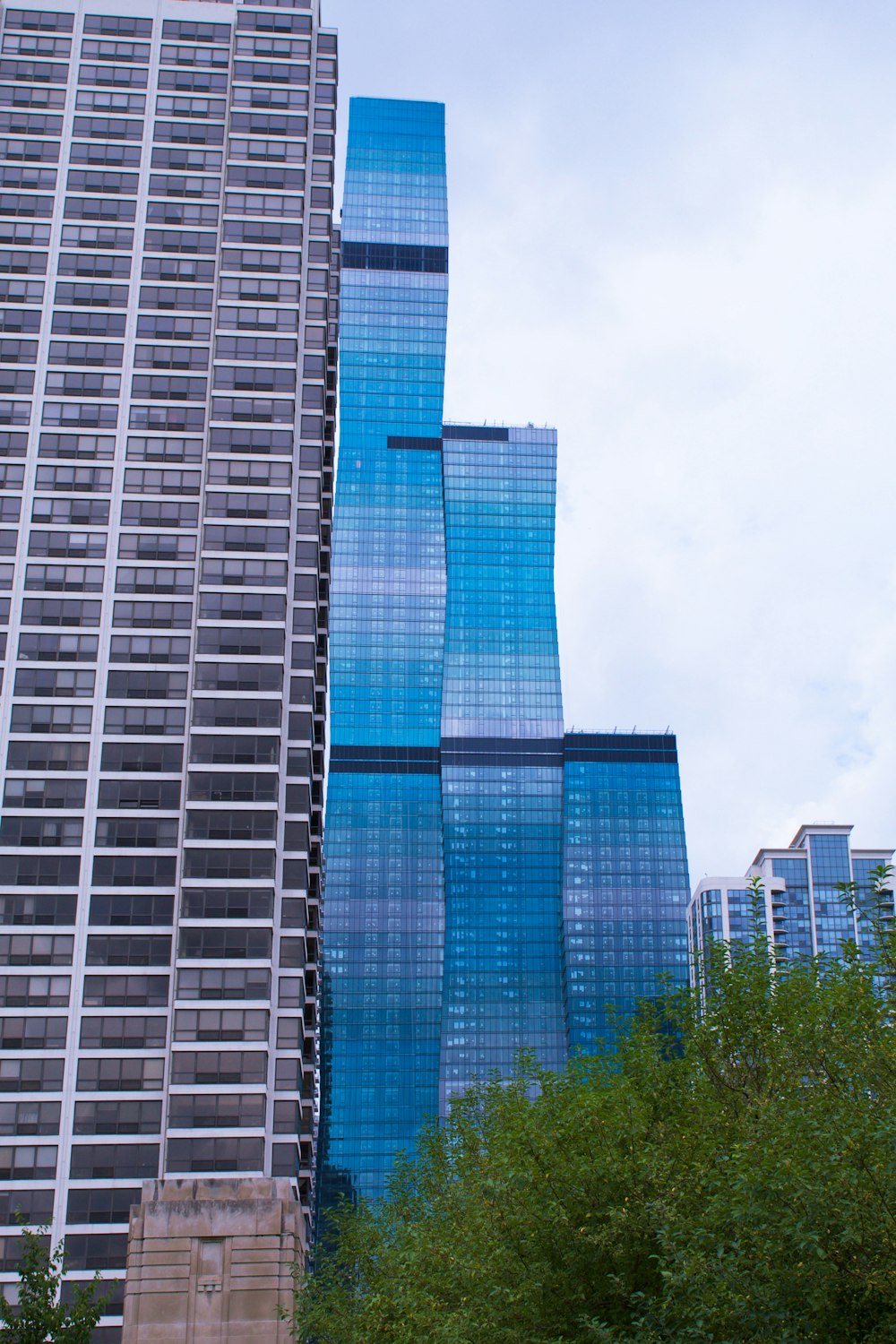 edifício de vidro azul e branco