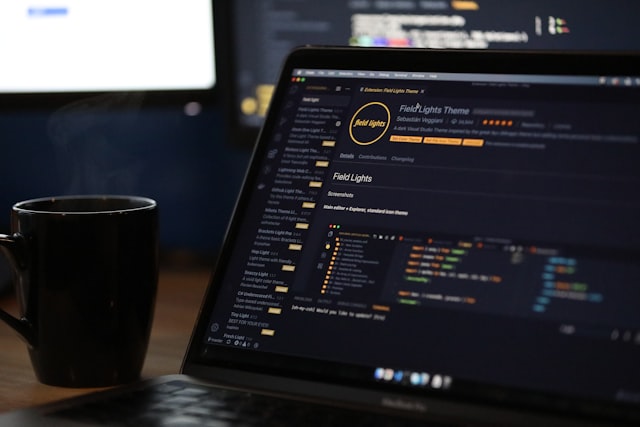 Développeur web sur ordinateur portable
