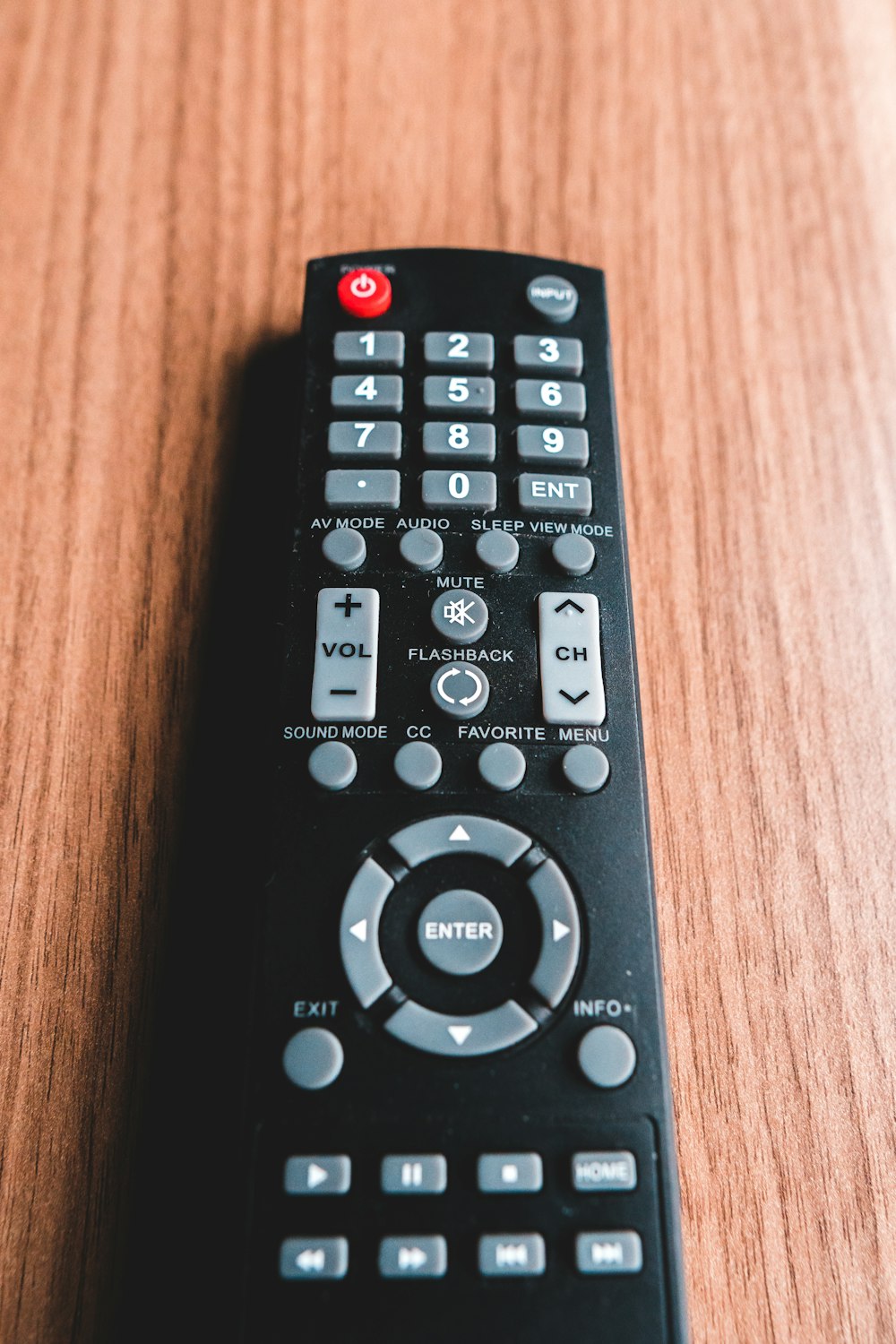 Télécommande noire sur table en bois marron