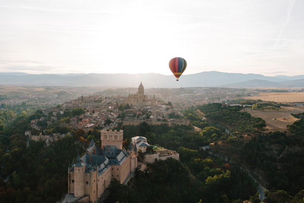 街の上空を飛ぶ熱気球