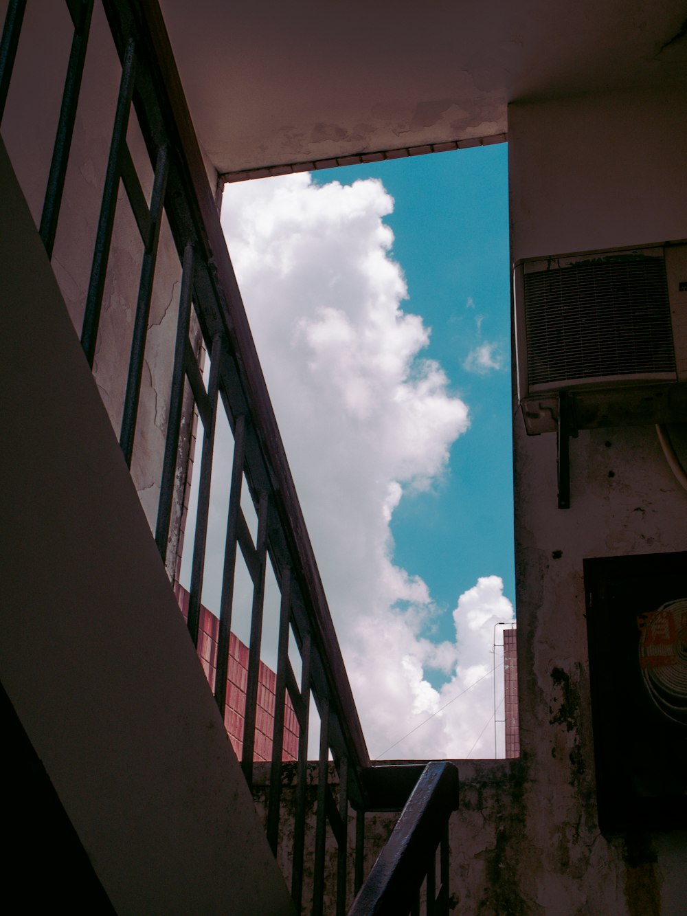 nuvole bianche sopra l'edificio
