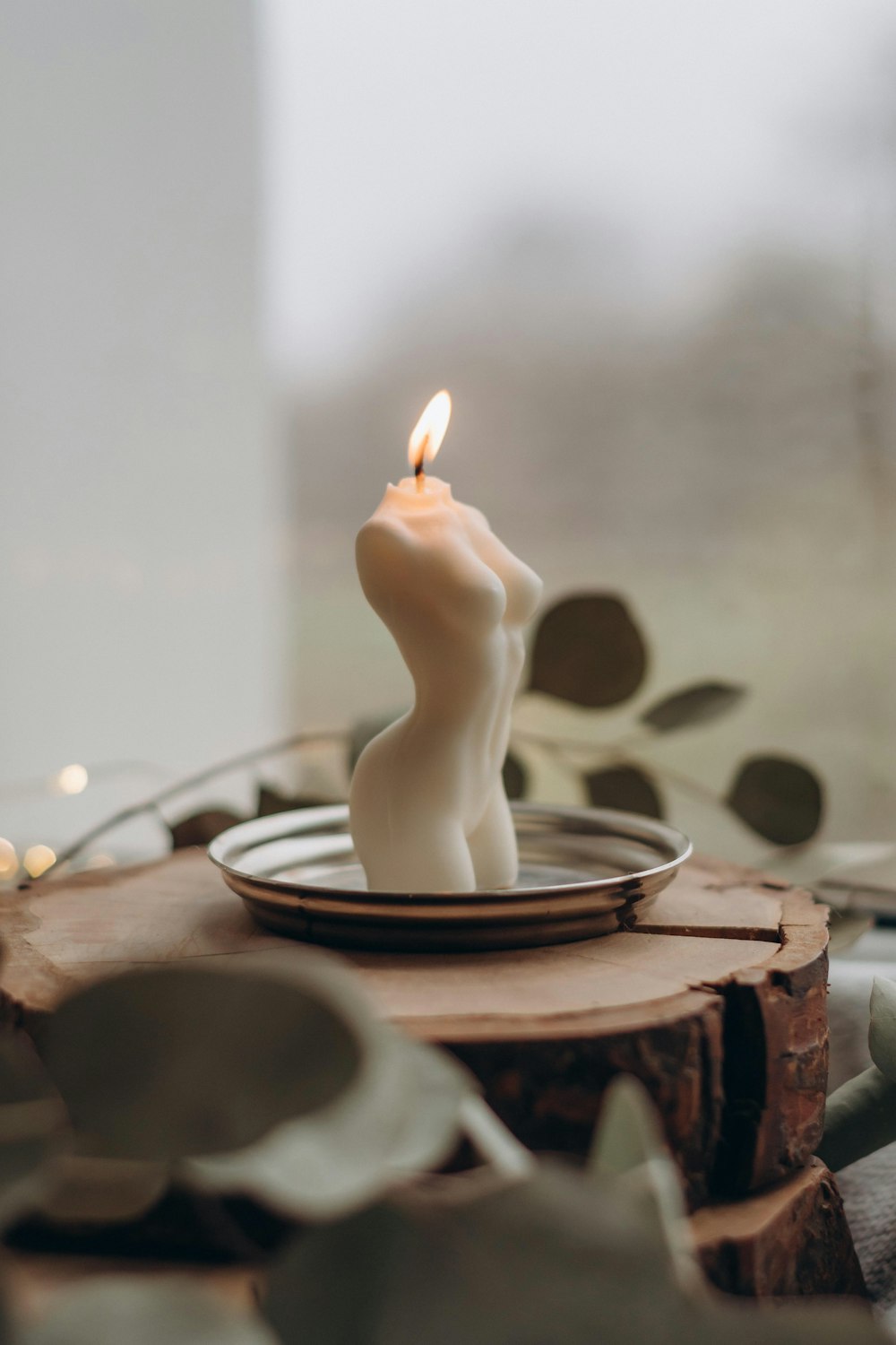 Bougie pilier blanc sur gâteau rond brun