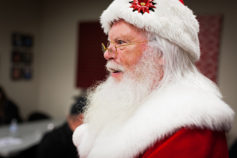 Mann mit Weihnachtsmannhut und Brille