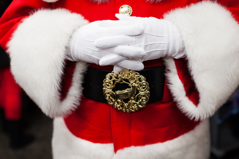 pessoa no traje de Papai Noel vermelho e branco