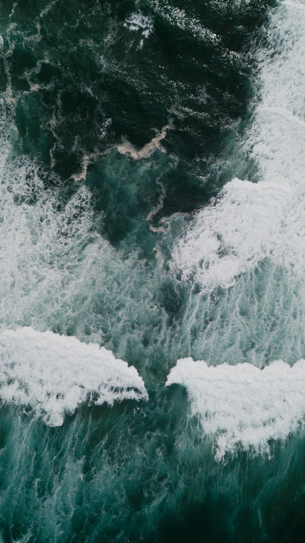 onde bianche e verdi dell'oceano