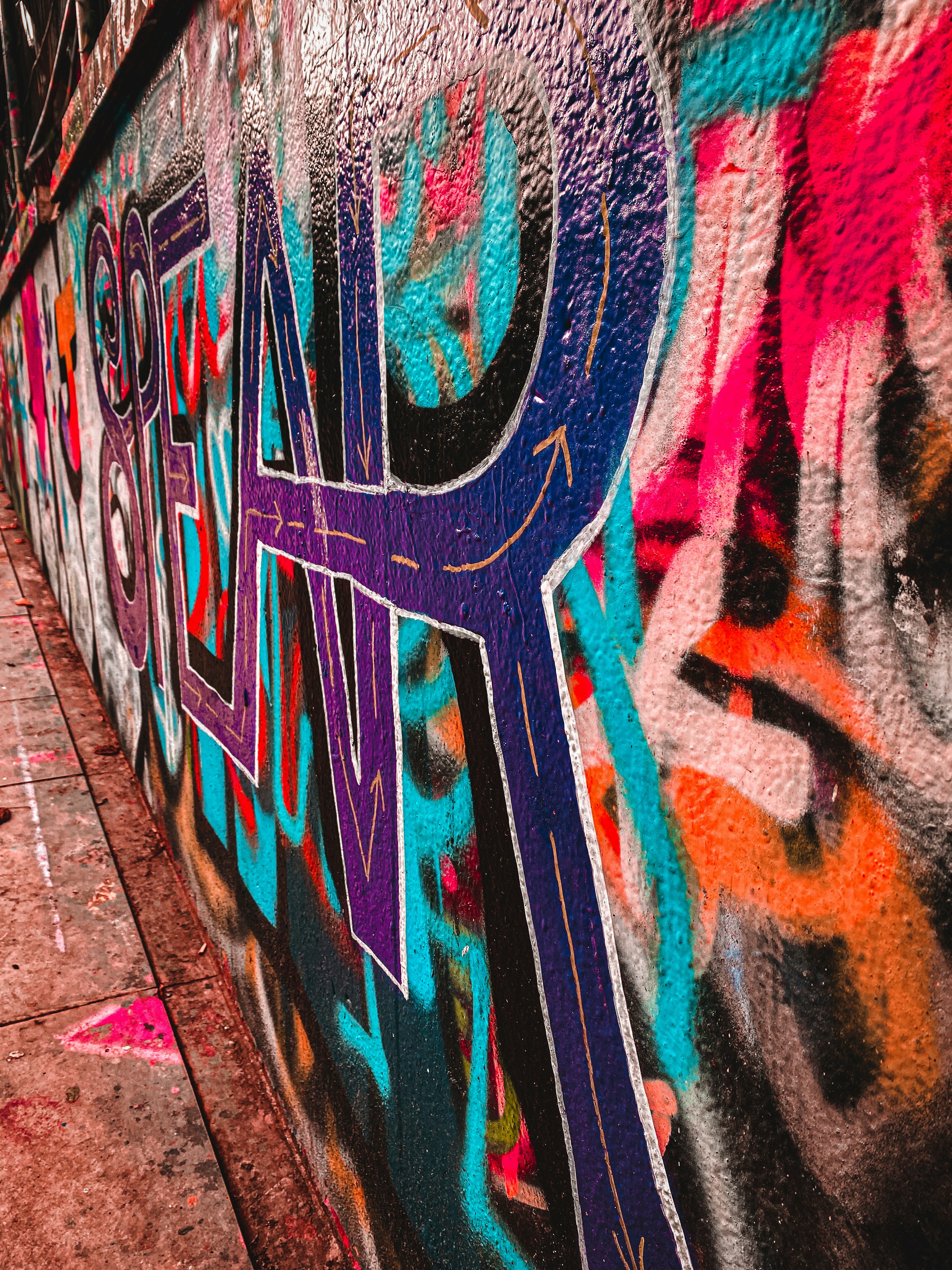 Foto Graffiti morado blanco y negro – Imagen Pintada gratis en Unsplash