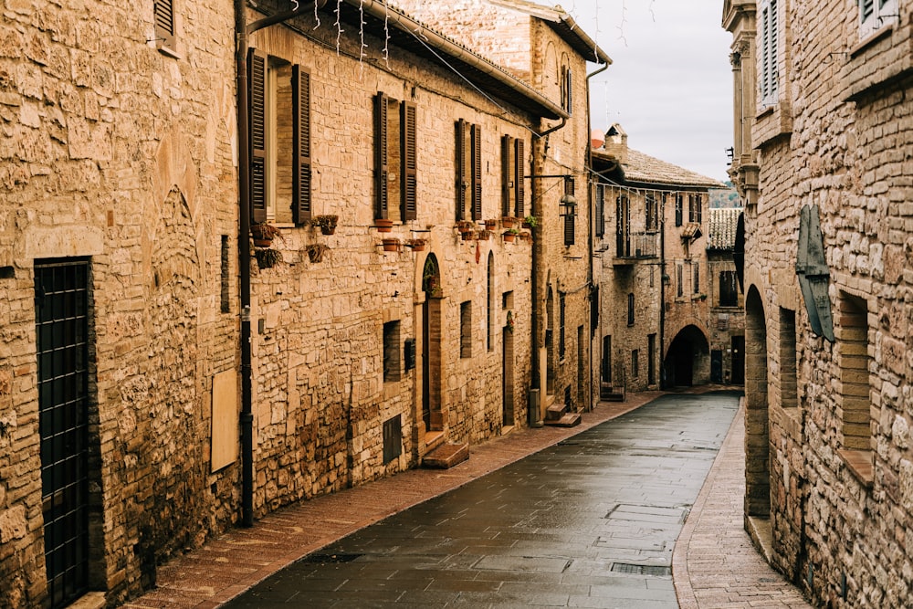 edificio in mattoni marroni durante il giorno