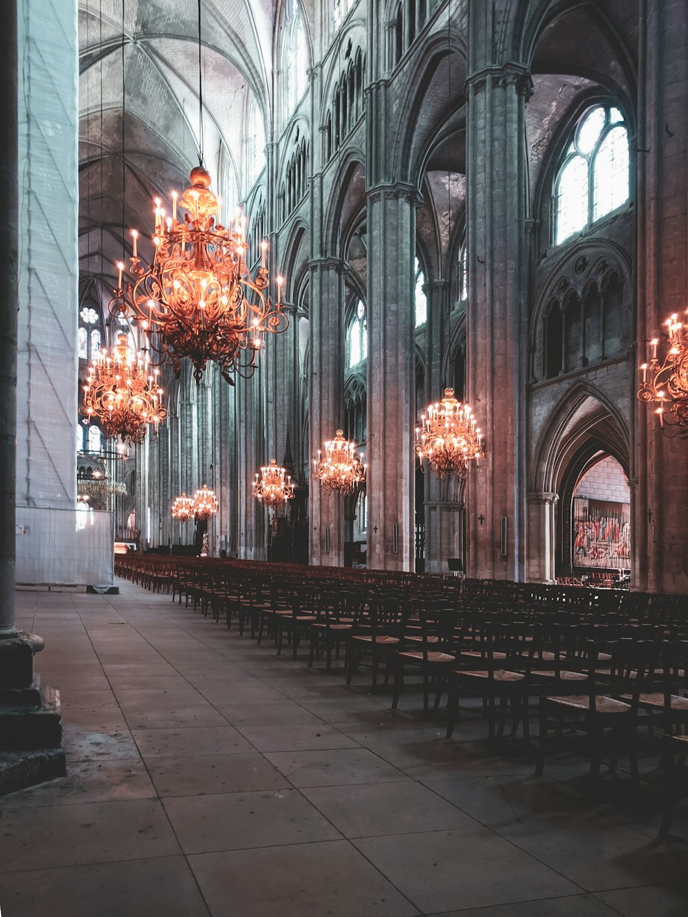 Banc en bois brun à l’intérieur de la cathédrale