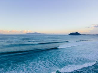 ocean waves crashing on shore during daytime