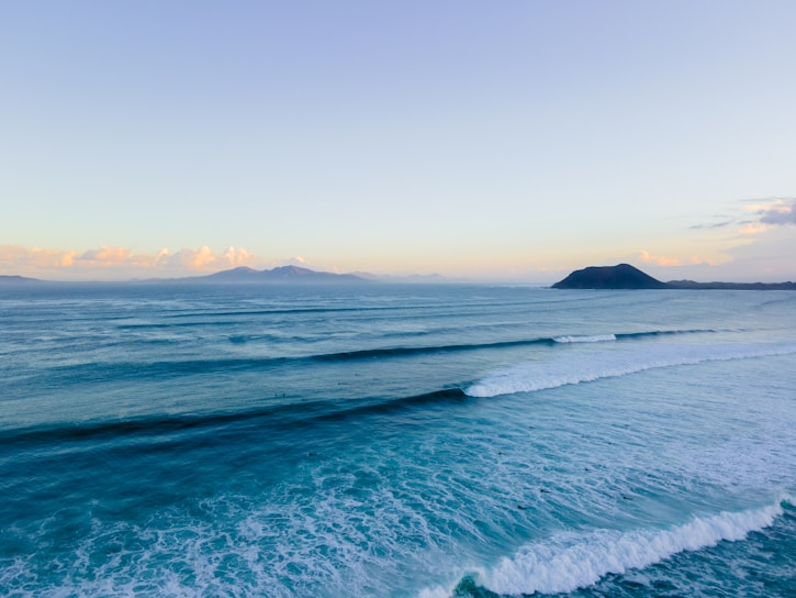 ocean waves crashing on shore during daytime