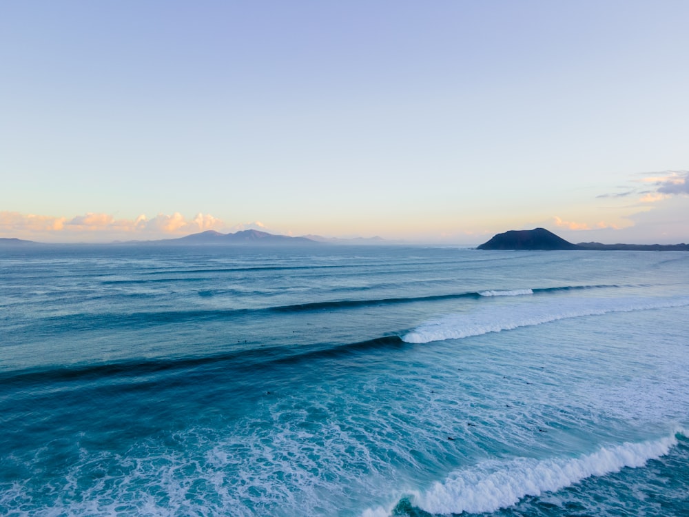 Onde dell'oceano che si infrangono sulla riva durante il giorno