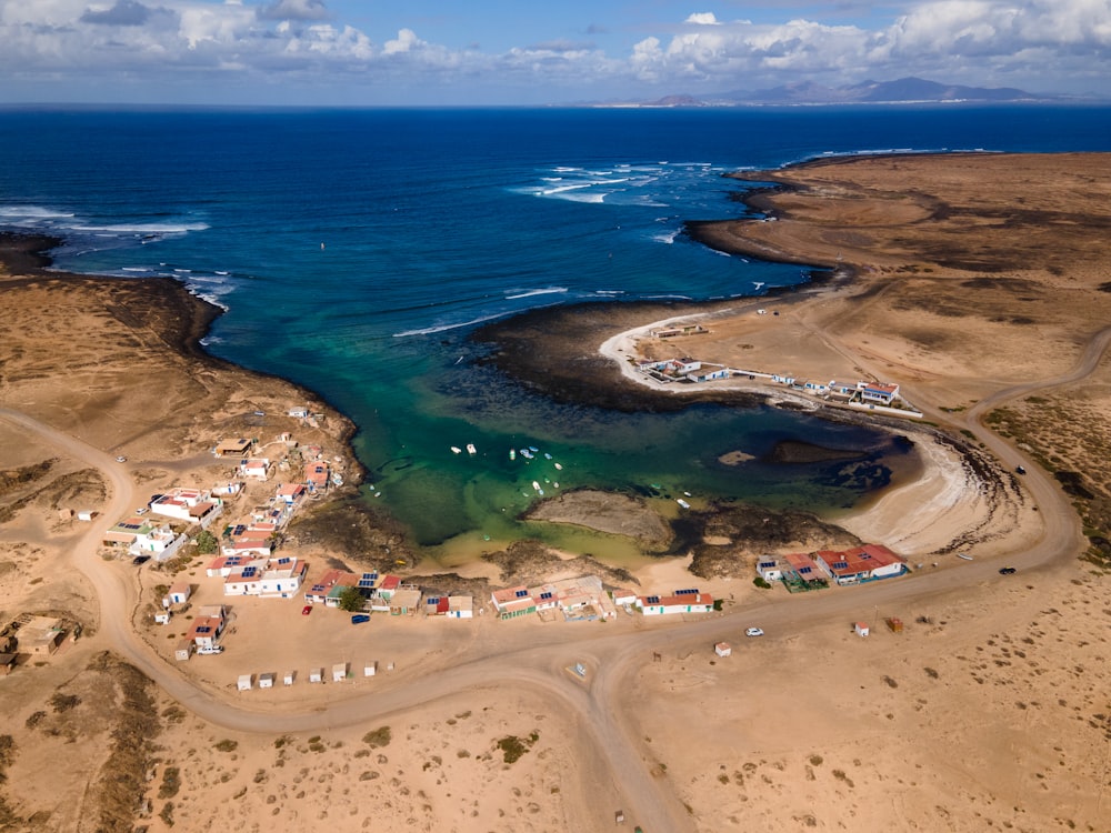 Vista aérea de la playa durante el día