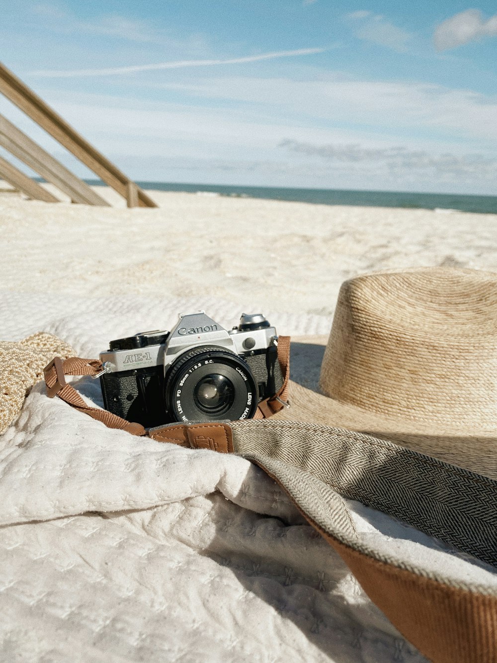 Schwarz-graue DSLR-Kamera auf weißem Textil