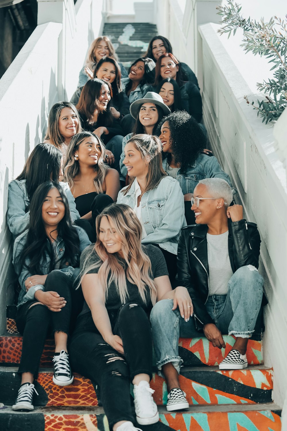 grupo de personas sentadas en escaleras de hormigón gris