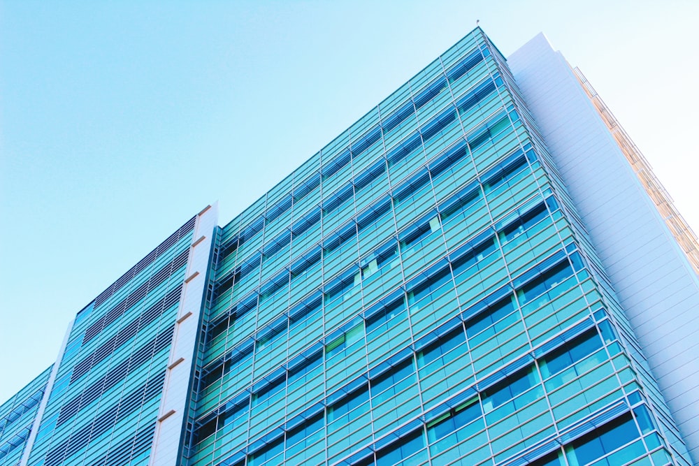 Edificio de hormigón azul y blanco