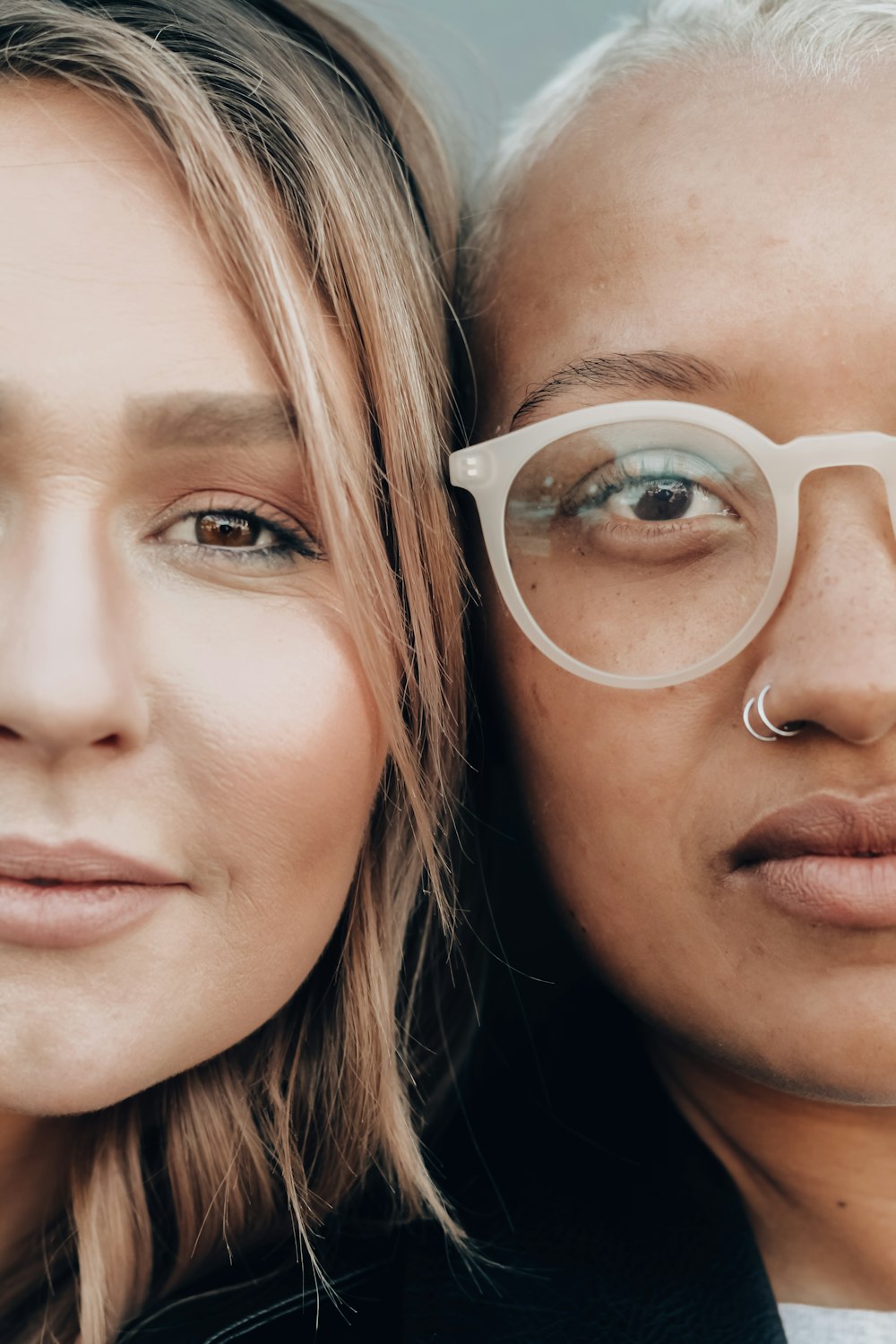 Mujer con gafas de montura blanca