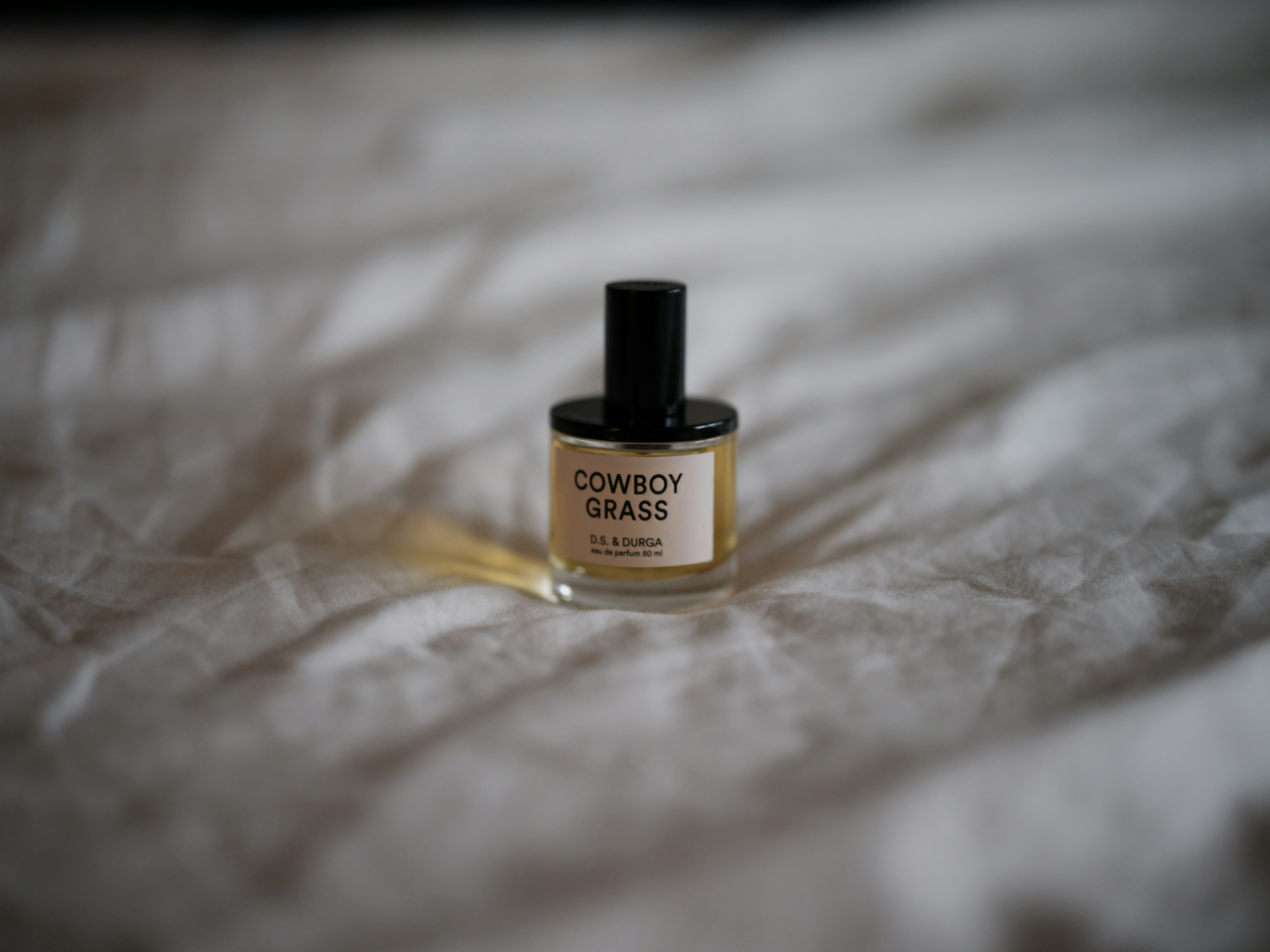 garrafa amarela e preta rotulada