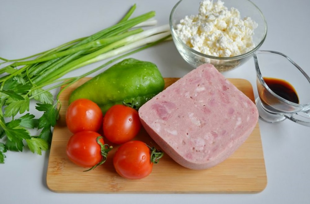 sandía en rodajas sobre plato de cerámica blanca