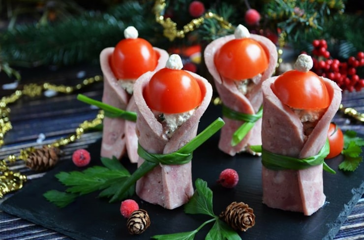 6. They look like small canapes. The curd filling is wrapped in ham in the form of a "fur coat", and a "hat" of tomatoes is put on top. It turns out a very beautiful appetizer that will definitely fit into the festive atmosphere.