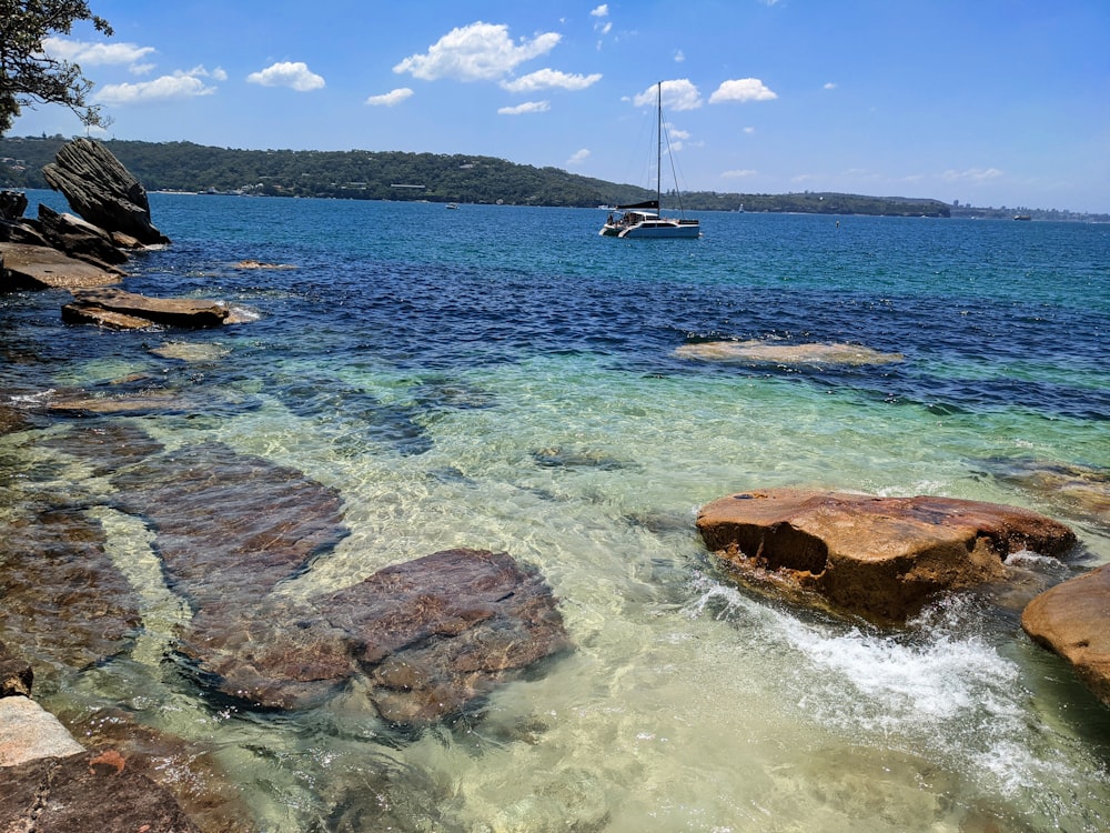 Velero blanco en el cuerpo de agua durante el día