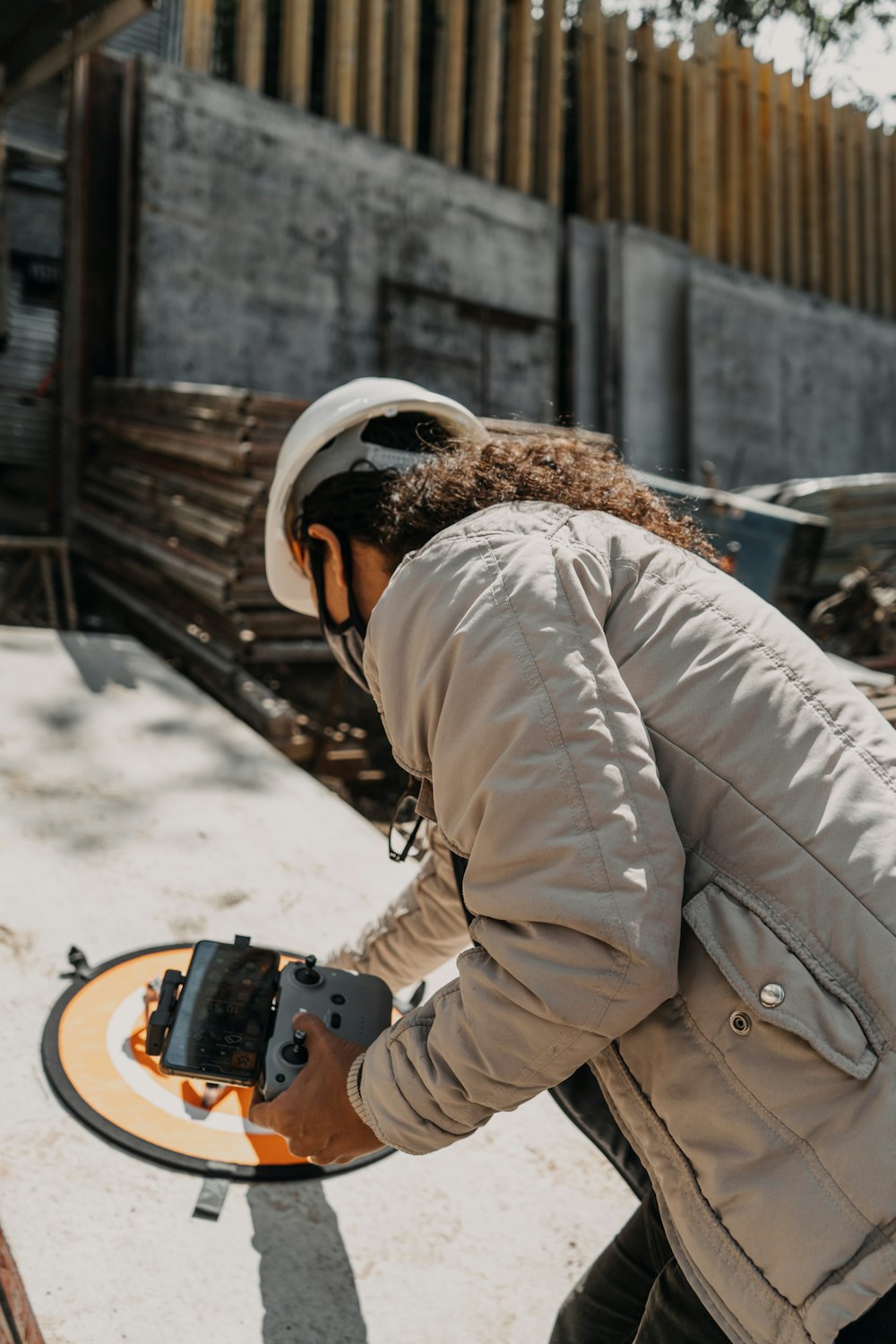 Person in brauner Jacke mit weißem Helm