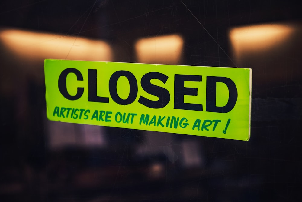 a close up of a closed sign on a door