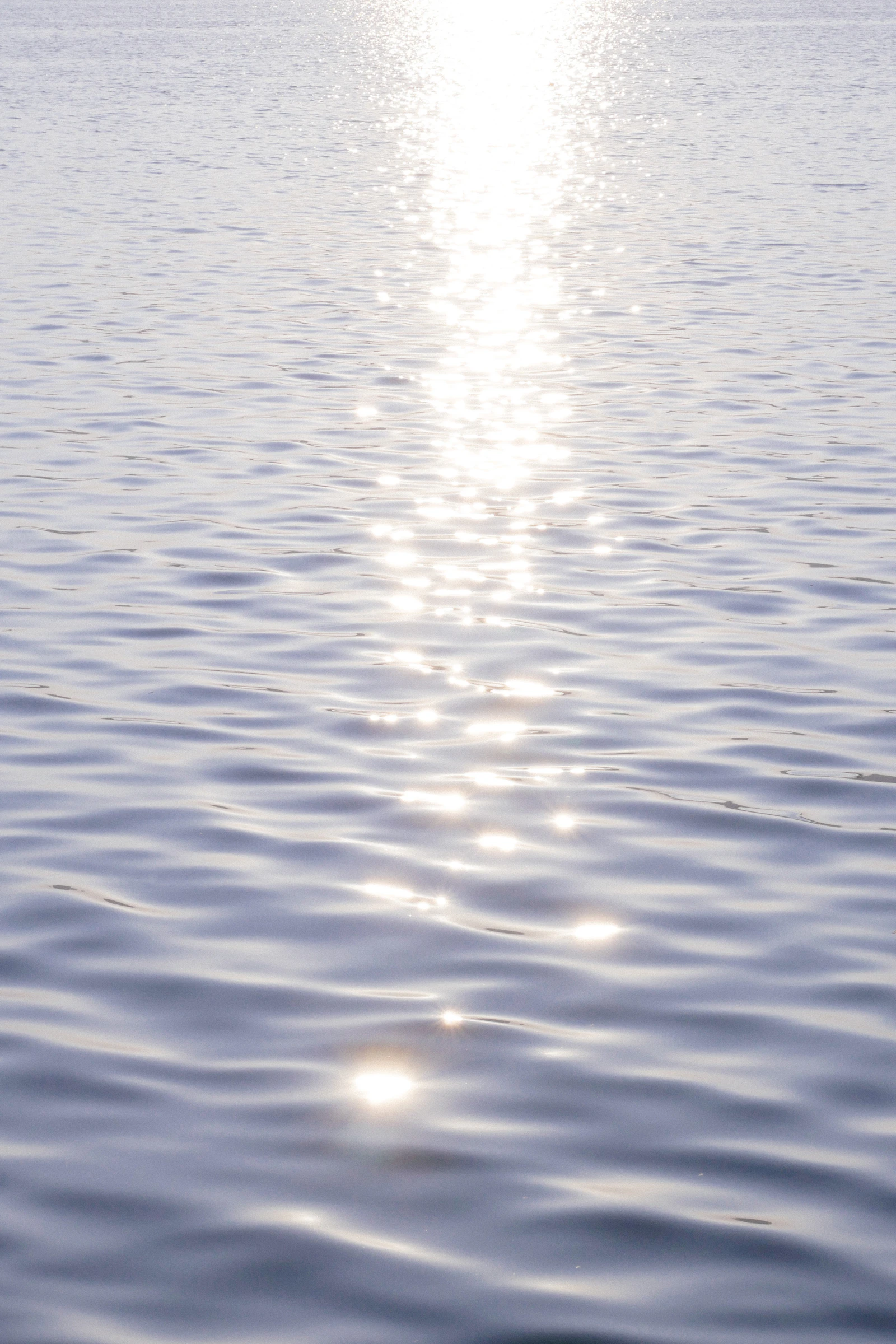 Superfície de água calma iluminada pela luz, fotografia ilustrativa