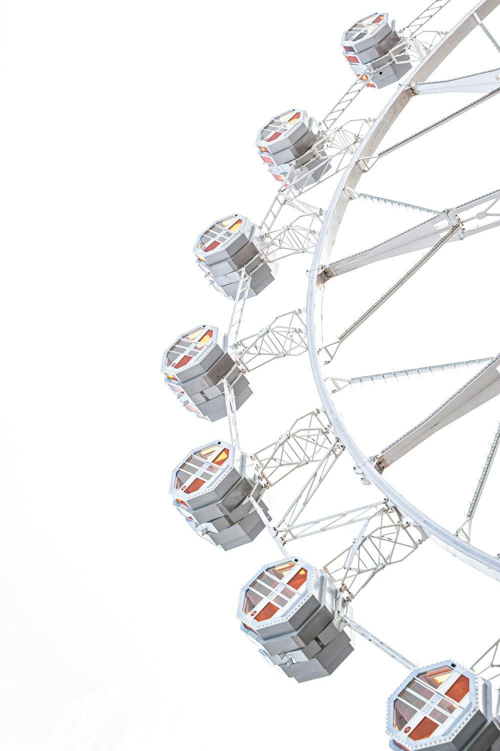 white and red ferris wheel