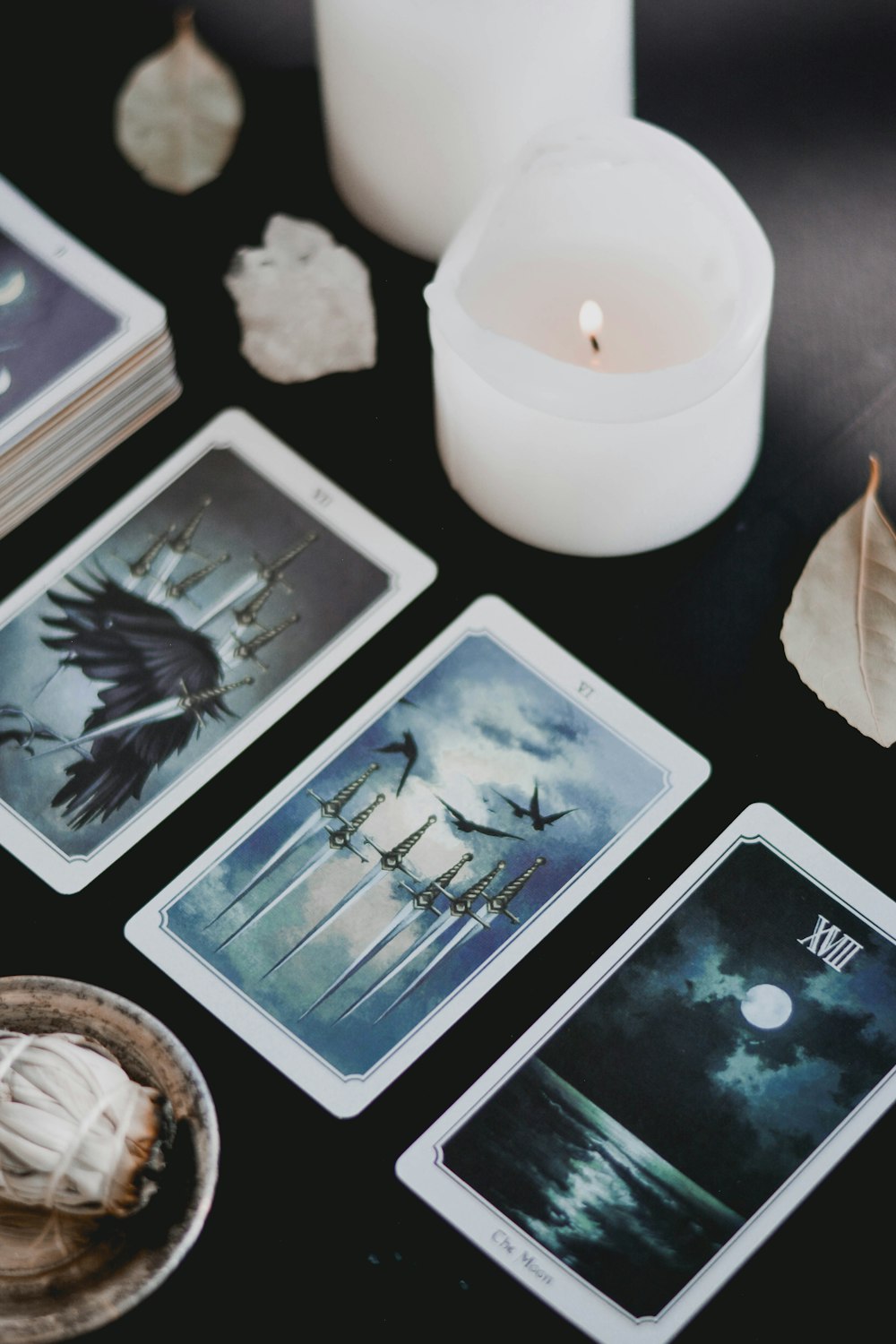 Carte e candela su sfondo nero 