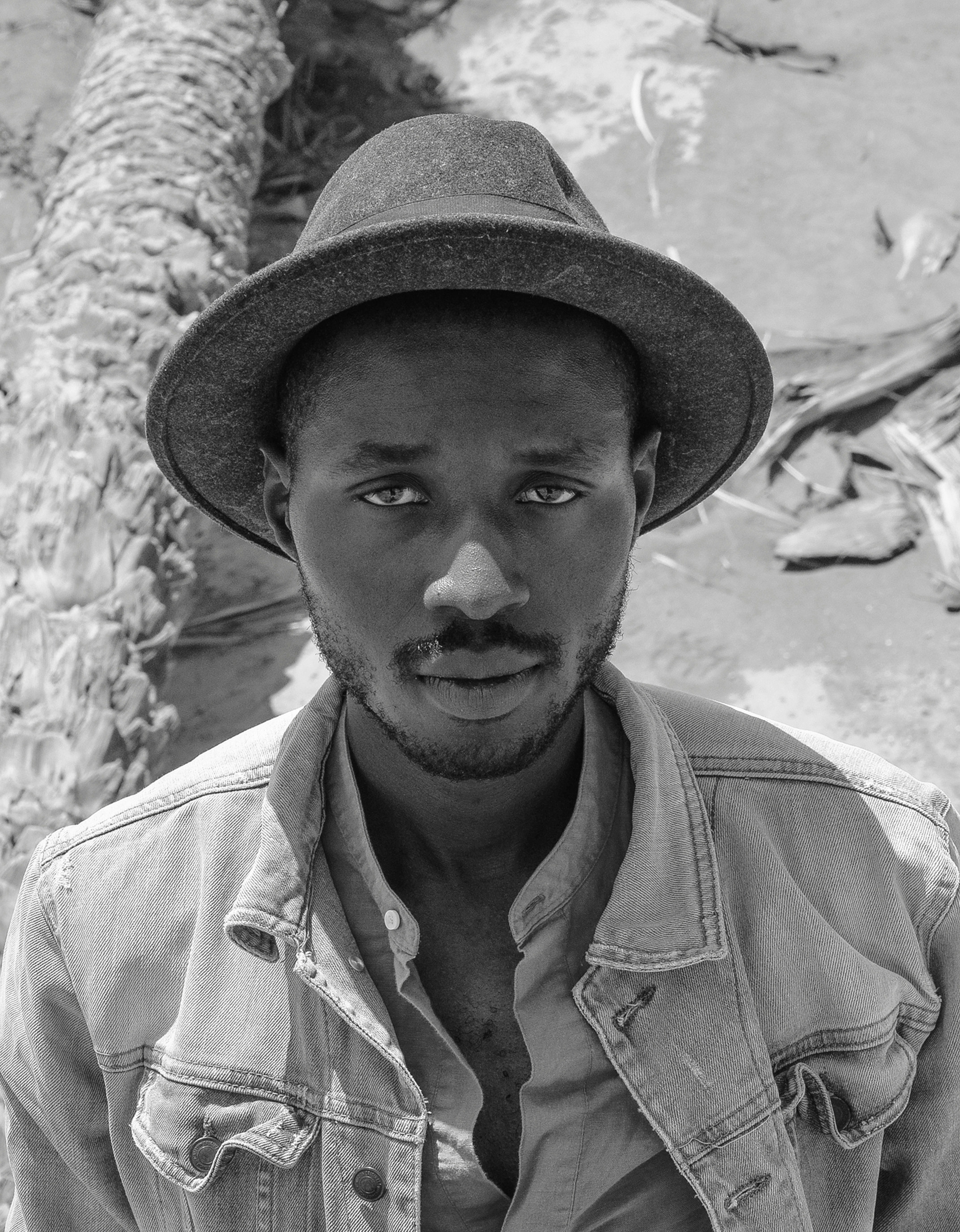 Foto Hombre con sombrero negro y camisa abotonada – Imagen Gris gratis ...