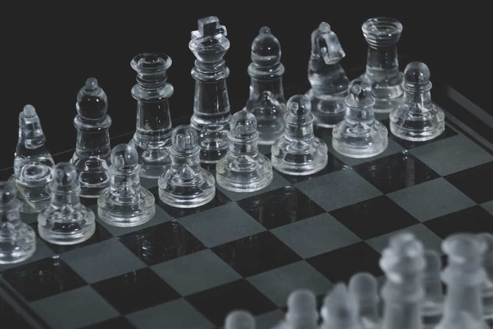 Foto Um tabuleiro de xadrez de vidro com peças de xadrez sobre ele – Imagem  de Xadrez grátis no Unsplash