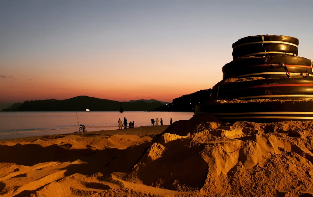 persone che camminano sulla spiaggia durante il tramonto