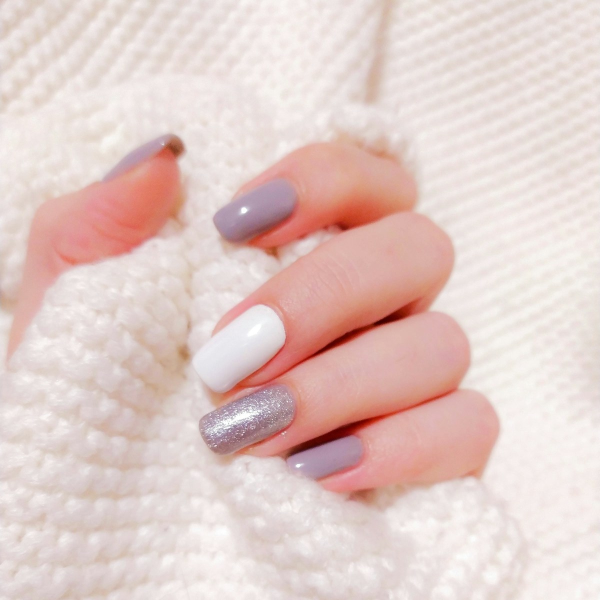 Nail art gris blanc argenté