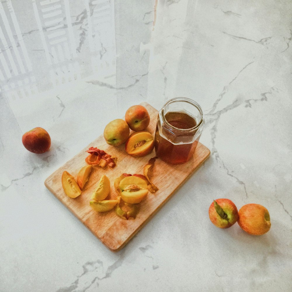 fruits de pomme sur planche à découper en bois brun