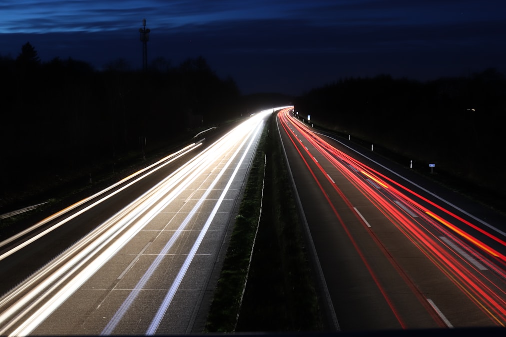 夜の道路とヘッドライトの光