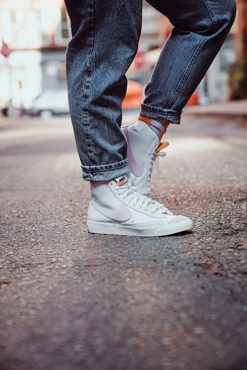 Foto de persona con jeans azules y zapatillas nike blancas – Imagen  gratuita Gris en Unsplash