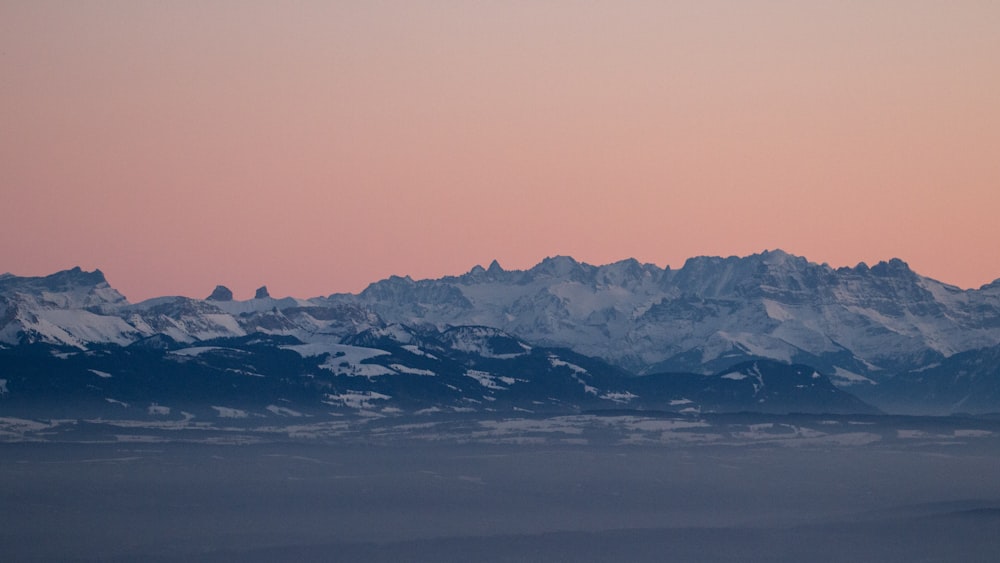 Schneebedeckte Berge tagsüber