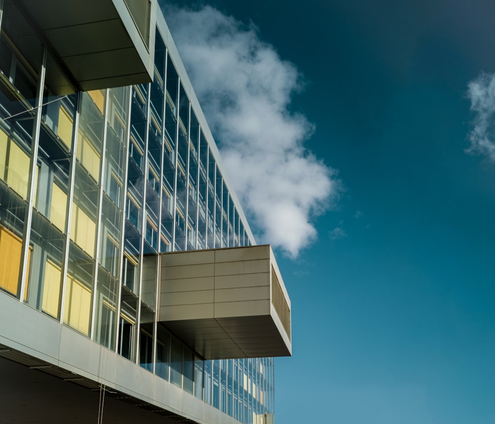 Weißes Betongebäude unter blauem Himmel tagsüber