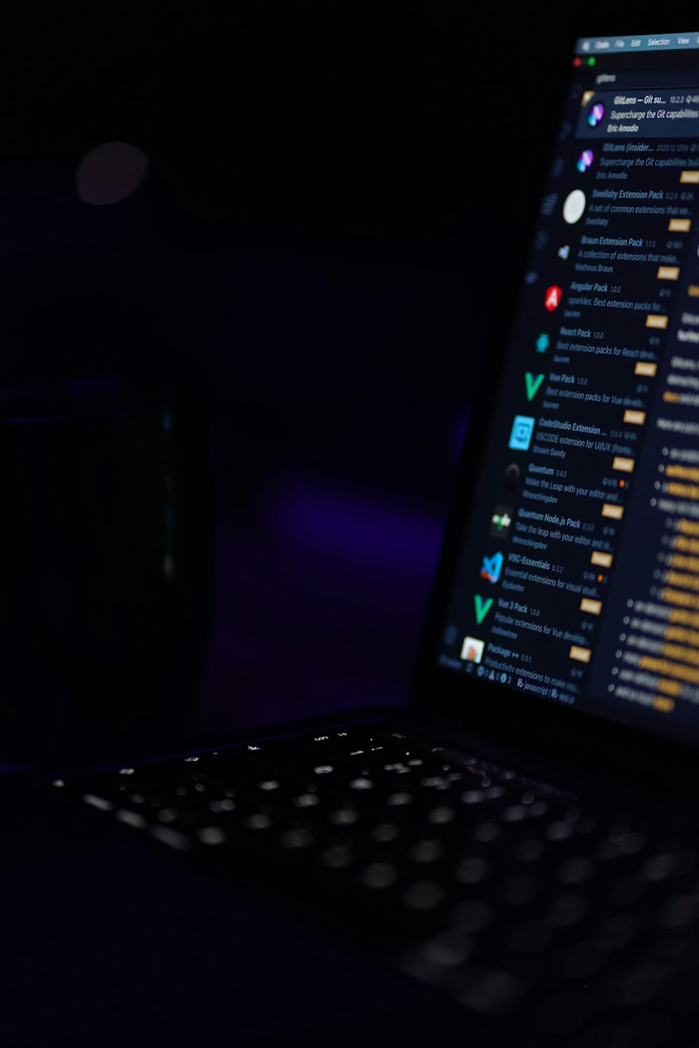 Schwarzer Laptop-Computer eingeschaltet und Desktop angezeigt