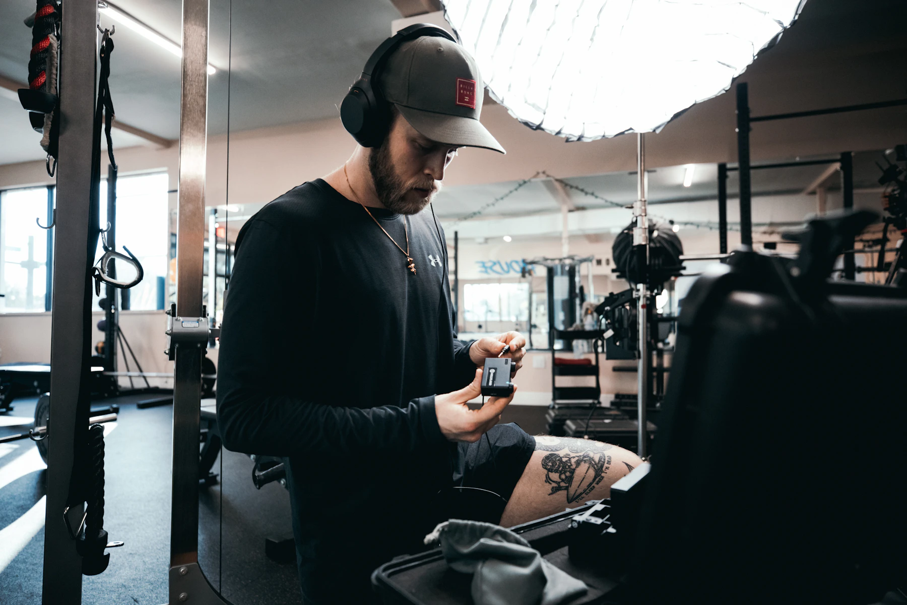 Pratiquant notant sa série sur son smartphone à la salle