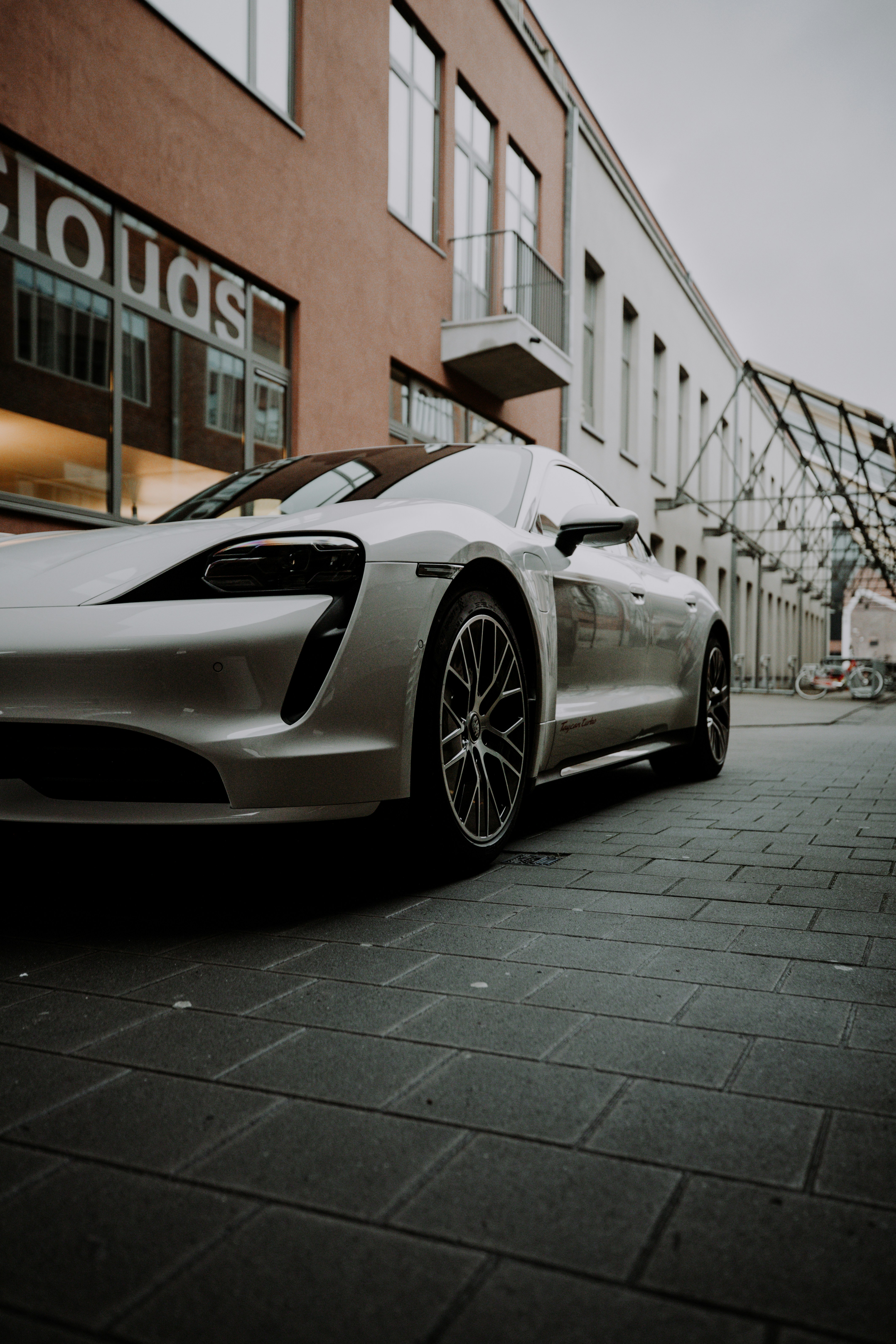Photo by lorenzohamers
