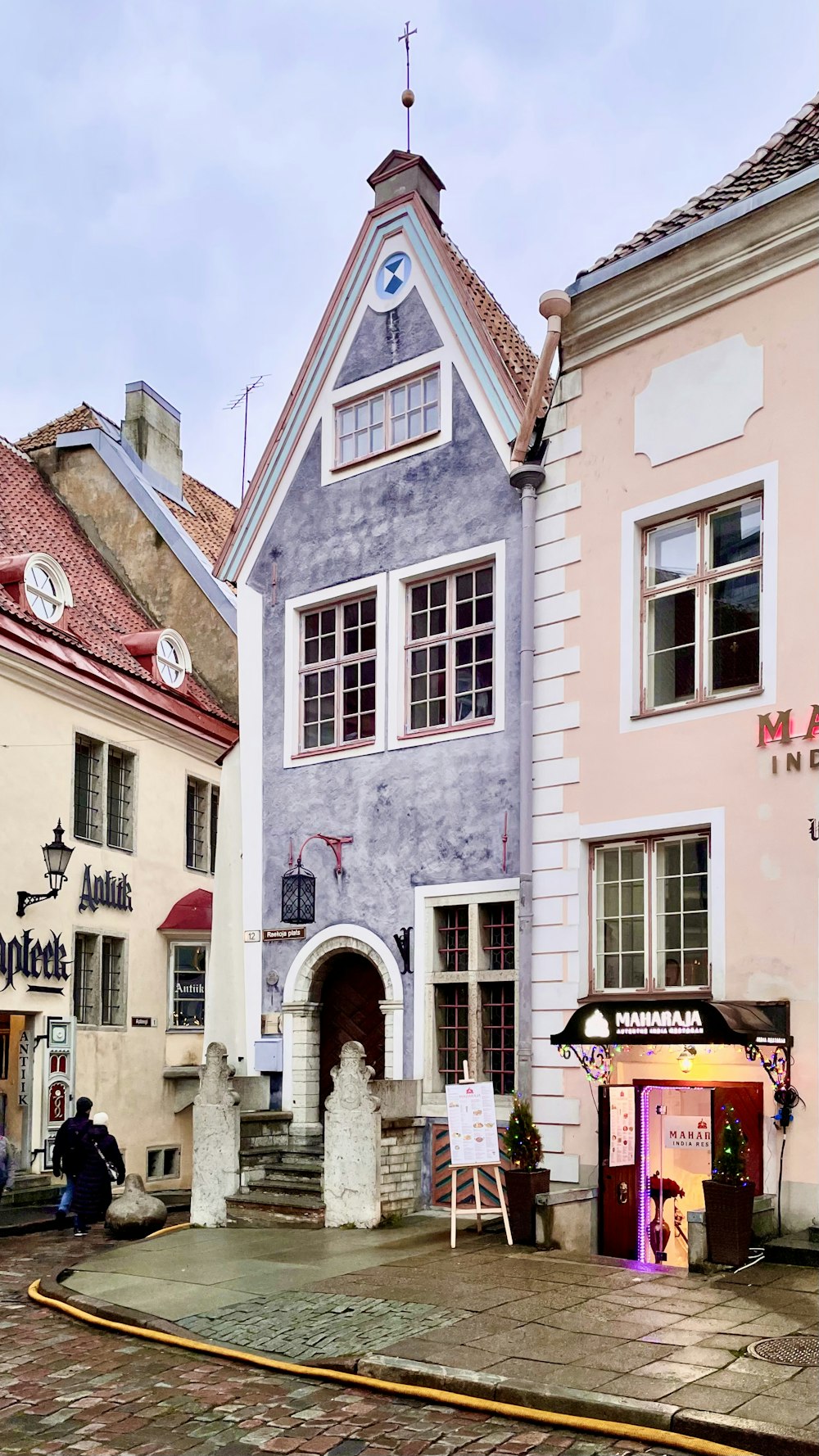 Edificio de hormigón rosa y blanco durante el día