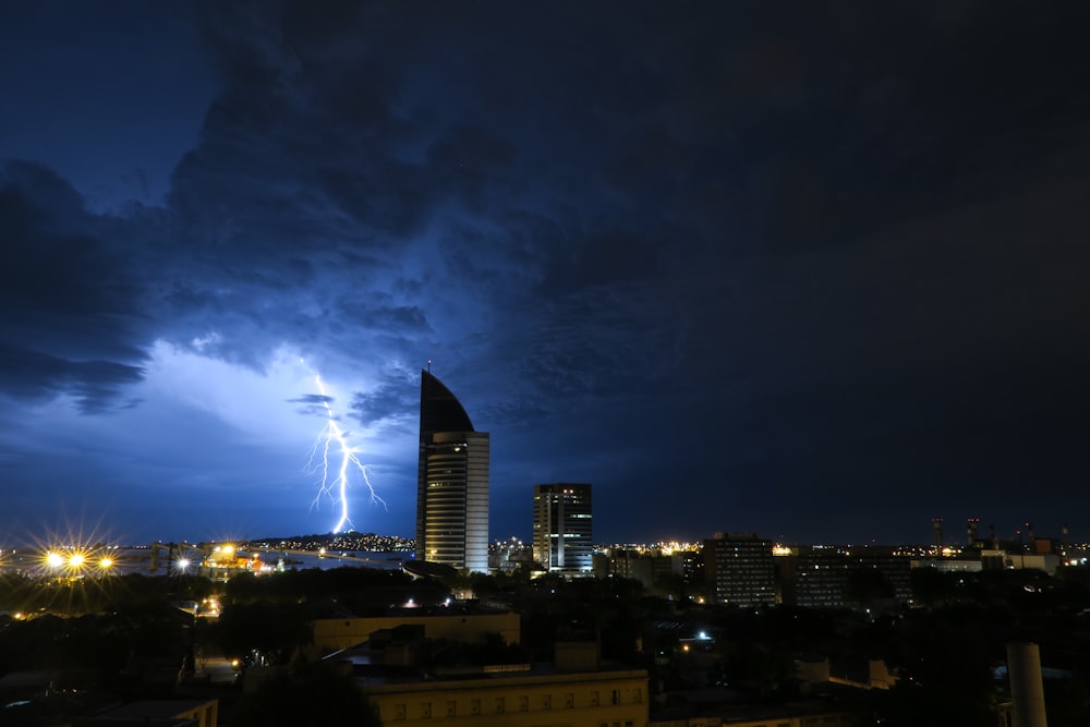 edifícios da cidade sob o céu azul durante a noite