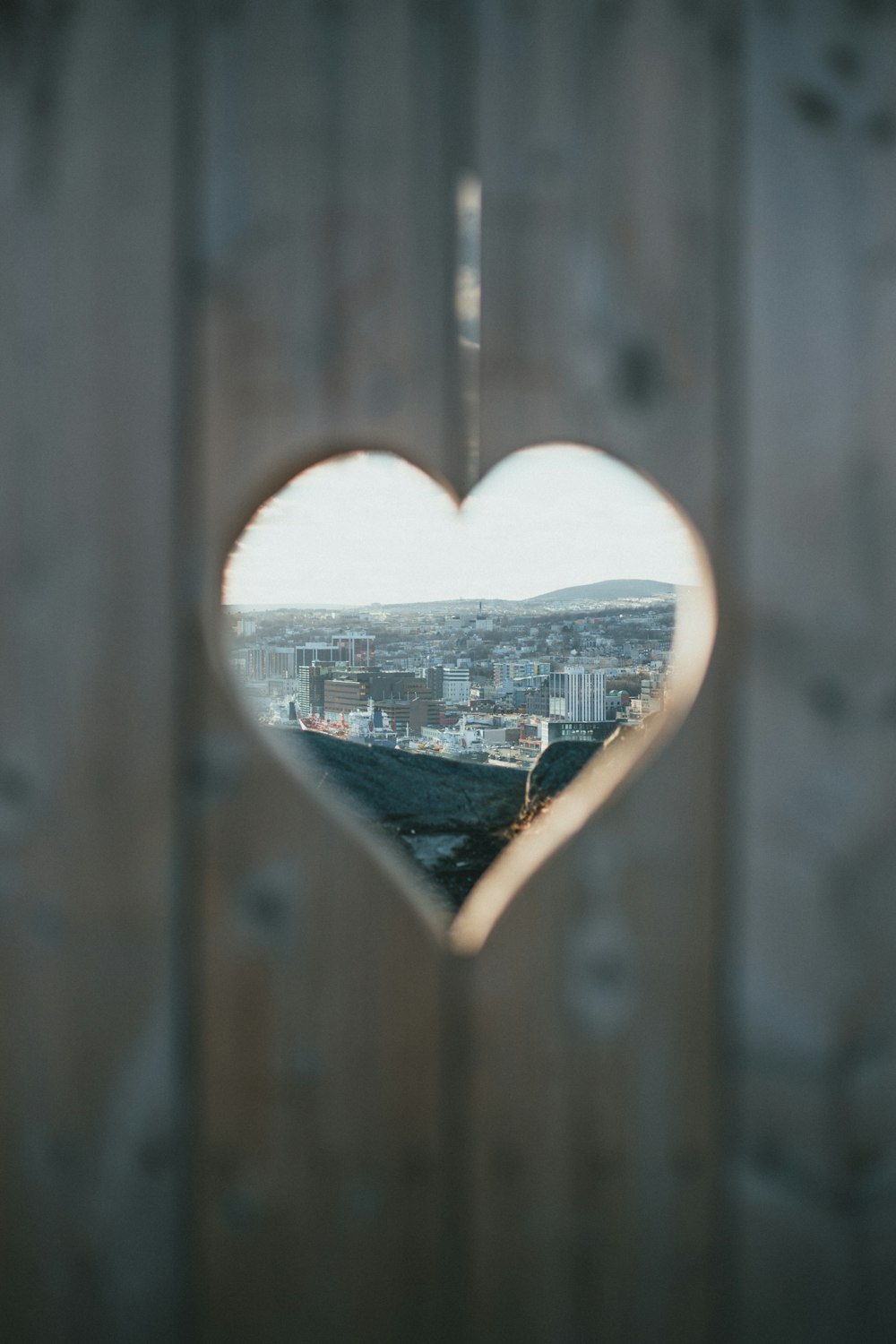 Marco de madera marrón en forma de corazón