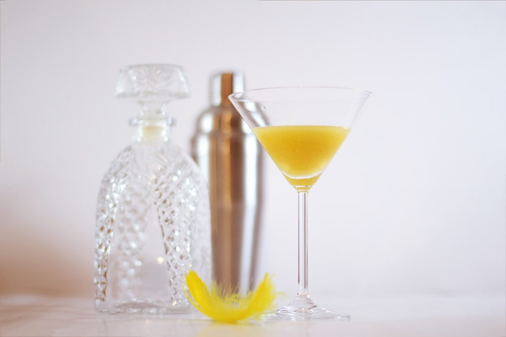 Verre à cocktail transparent avec liquide jaune