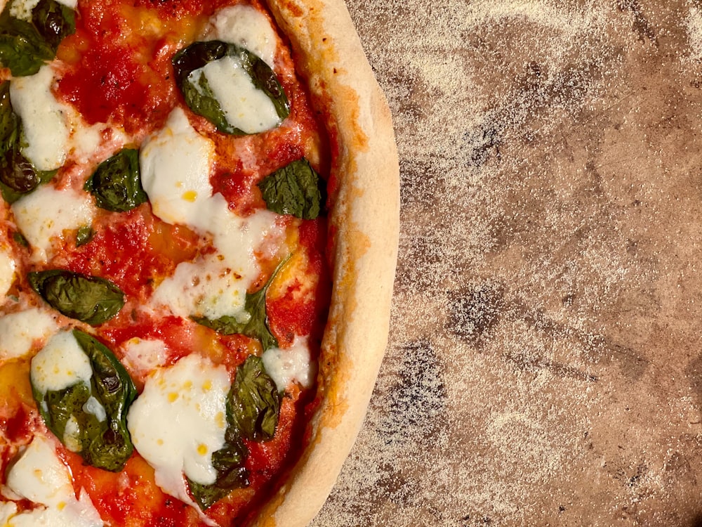 Pizza con verduras de hoja verde