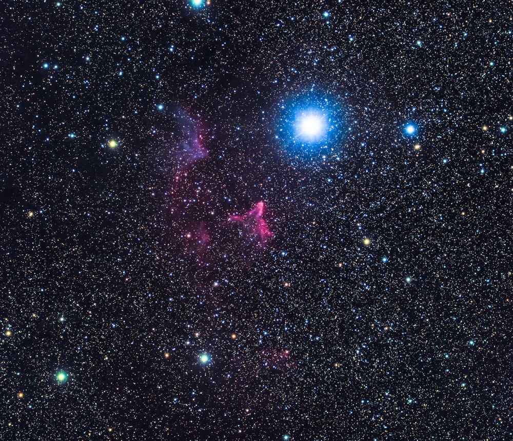 galaxie violette et noire avec des étoiles